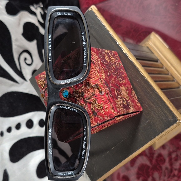 LOUIS VUITTON Sunglasses - Picture 5 of 5